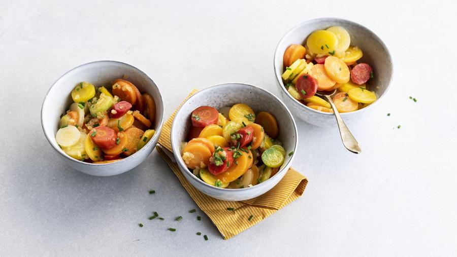 LES CAROTTES ARC-EN-CIEL EN RONDELLES AJOUTENT UNE DIMENSION SUPPLÉMENTAIRE À N'IMPORTE QUEL PLAT