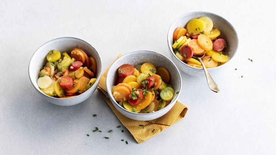 LES CAROTTES ARC-EN-CIEL EN RONDELLES AJOUTENT UNE DIMENSION SUPPLÉMENTAIRE À N'IMPORTE QUEL PLAT