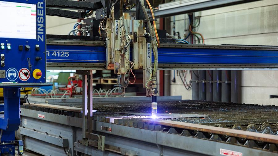 Un découpage plasma et un oxycoupage fiables grâce à la Zinser 4125B