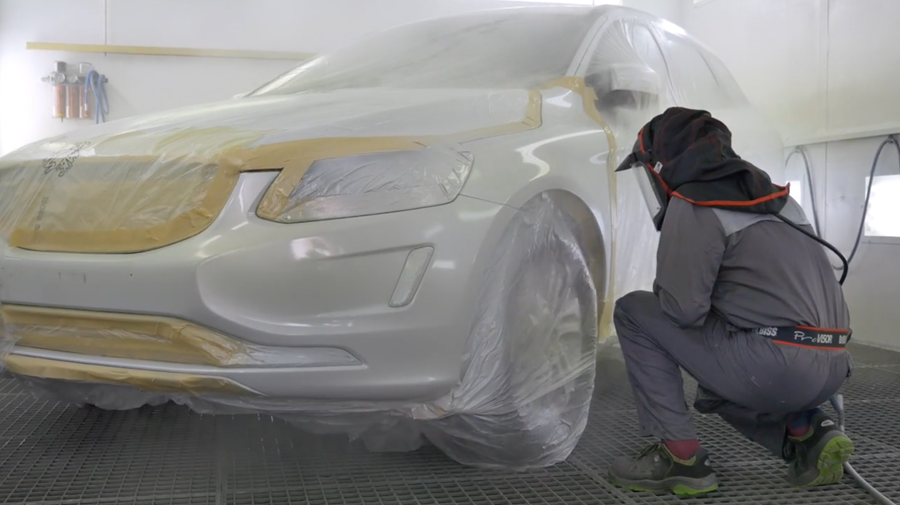 Spies Hecker ondersteunt carrossiers met stapsgewijze 3-laagsreparatie van parelmoerwit