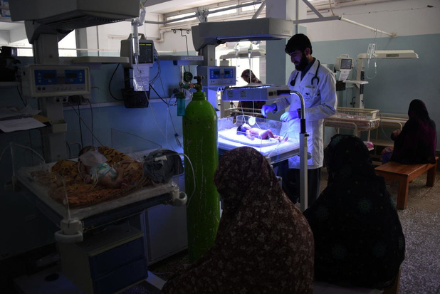 "L'exclusion des femmes des instituts médicaux menace l'avenir des soins de santé en Afghanistan" (MSF)