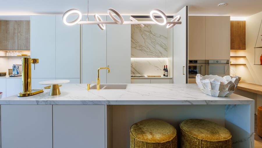 Une cuisine moderne blanche avec accents en bois chaleureux