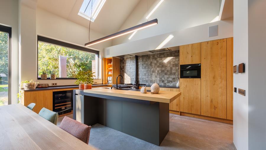 Schuur wordt warme leefruimte vol licht en karakter