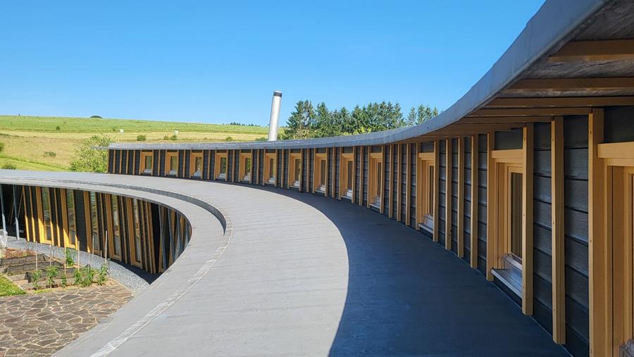 Microporeuze beits beschermt houten gevel