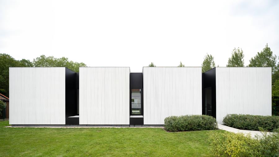 Een sculpturale white box tussen stad en natuur