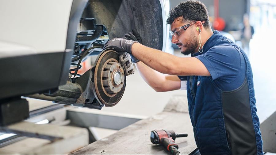 Helft jonge chauffeurs stelt onderhoud riskant uit