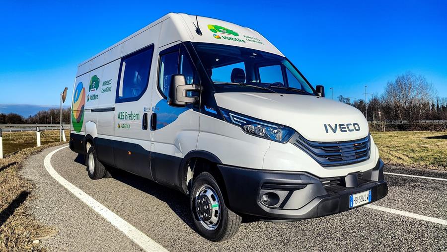 IVECO eDaily test draadloos laden op snelweg
