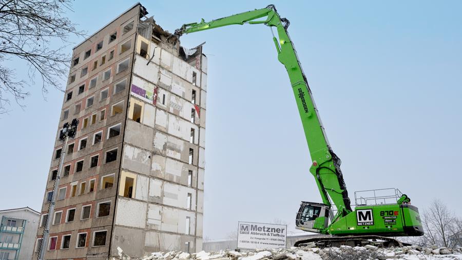 Pelle de démolition Longfront pour la démolition de bâtiments préfabriqués